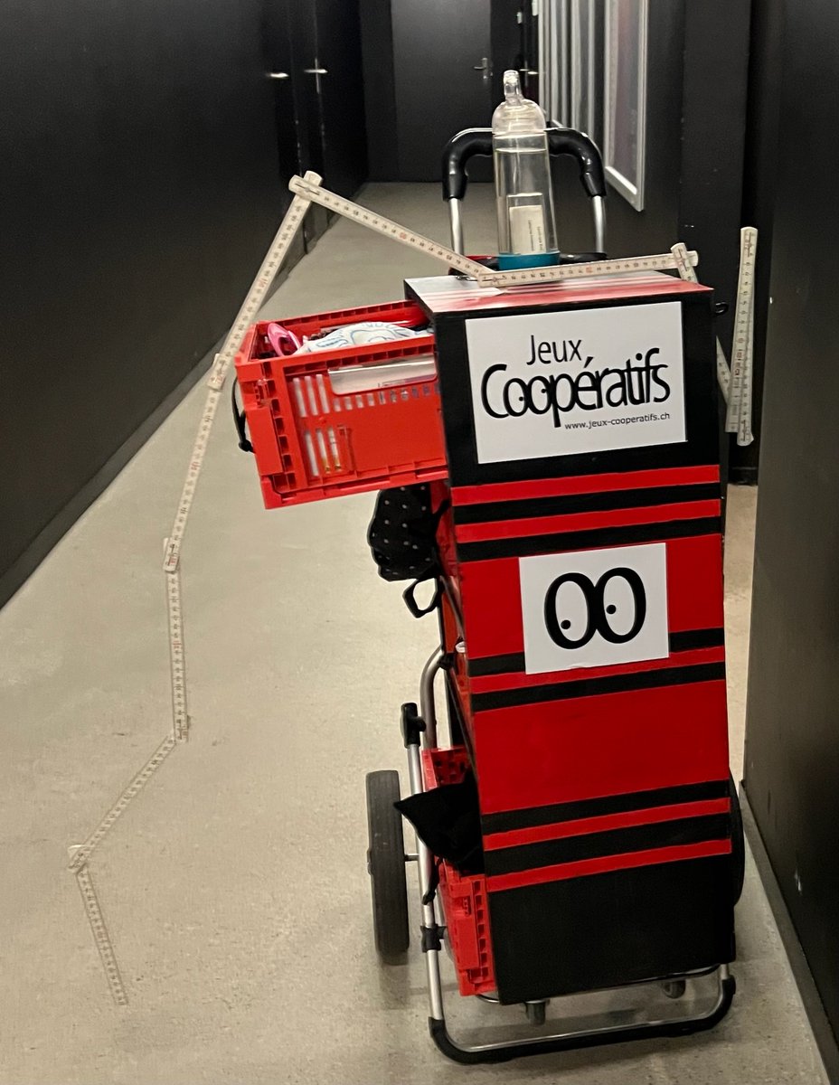 JeuxCooperatifs's tweet image. Merci au @theatredevidy pour sa confiance 👀
Défis coopératifs, malle à malices, matériel recyclé, créativité et convivialité étaient au rendez-vous lors de la soirée du personnel 🤝✨
 jeux-cooperatifs.ch/animations-fes…
#jeuxcooperatifs #intelligencecollective #evenementiel #creativite