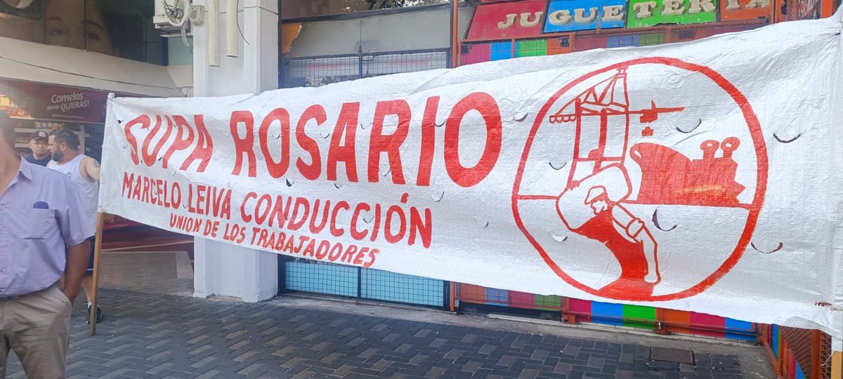 LT8am830's tweet image. #ElPrimero
Sarmiento y Rioja: @SupaRosario corta tránsito
"Vinimos al Ministerio de Trabajo para ver cómo marcha el trámite de la certificación para poder empezar a trabajar y nos cerraron las puertas en la cara"
Segr gral Marcelo Leiva
Vía @maxiklan 
youtube.com/@laochoam830