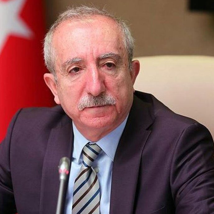 Orhan Miroğlu, PKK’nın vurulmasına tepki gösterdi:

“İttihatçı akıl, El- Kaide köktenciliğiyle yüz yıl sonra buluştu ve olanlar oldu.

Batı’nın kravat takıp Şam’ı teslim ettiği Şara’ya bir de İttihatçı kalpak giydirmekle tarih yazılmaz!”