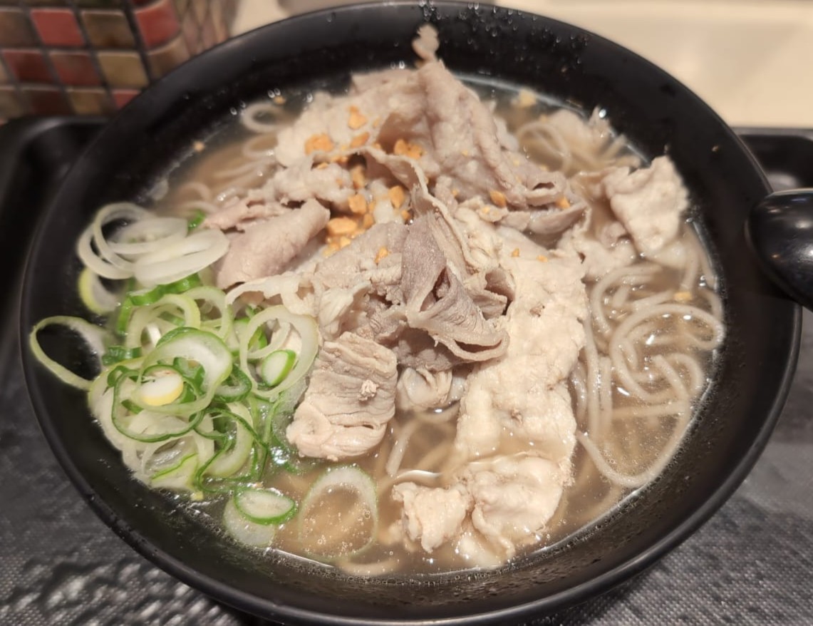 deru_tweets's tweet photo. なにこれwww

肉骨茶..そば??? 😂
食べてはみたけど、私が知っている肉骨茶ではない... シンガポール版なので、隣国でも同じ料理が全く違う味です! (そしてSG版は食べたことがない😅)

私が愛するマレーシア版の #肉骨茶 は真っ黒で漢方の香りが漂う鍋物です!!!

...食べたくなったなぁ...(自己飯テロ) https://t.co/bZY9fqSa1O