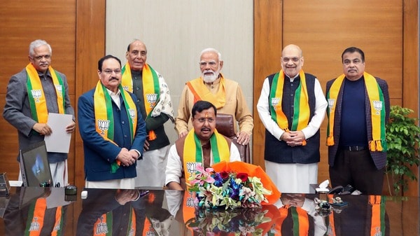 प्रधानमंत्री ने स्वयं को दल का सेवक बतलाया है।
अध्यक्ष की गरिमा को प्रधान सेवक ने बढ़ाया है।
पद बड़ा नहीं, कर्तव्य बड़ा—यह पाठ पढ़ाया है।
'बॉस' कहकर अनुशासन का नया मानदंड बनाया है।
अहम् त्यागकर पार्टी को सबसे ऊपर सजाया है।

👉 #Bablumeena
#Modi #BJP #nitinnavin
#Peashntpathak_