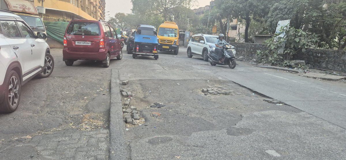 acaras's tweet photo. Look at the condition of Mumbai roads! Outside Kanakia Paris and towards Ascend International School...road is used esp in the evenings by people going home after working in BKC. @mybmc @mybmcWardHE @bjpmumbai https://t.co/EBmx3OthBD