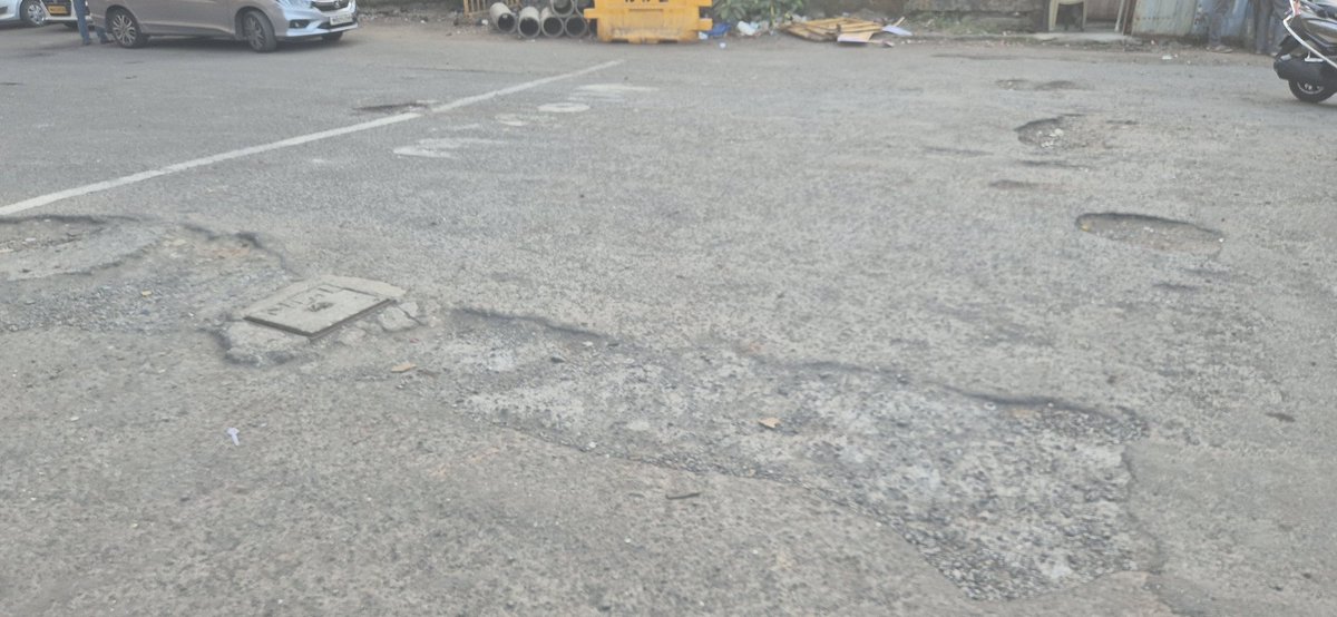 acaras's tweet photo. Look at the condition of Mumbai roads! Outside Kanakia Paris and towards Ascend International School...road is used esp in the evenings by people going home after working in BKC. @mybmc @mybmcWardHE @bjpmumbai https://t.co/EBmx3OthBD