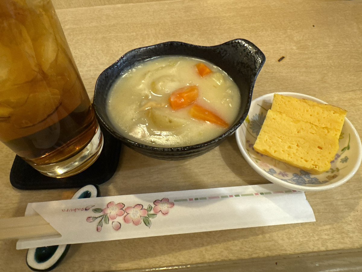 めちゃくちゃ寒くて品川近くの小料理屋に入ったら、お通しがシチューで「あったけぇ、あったけぇよ〜」って泣いてる。