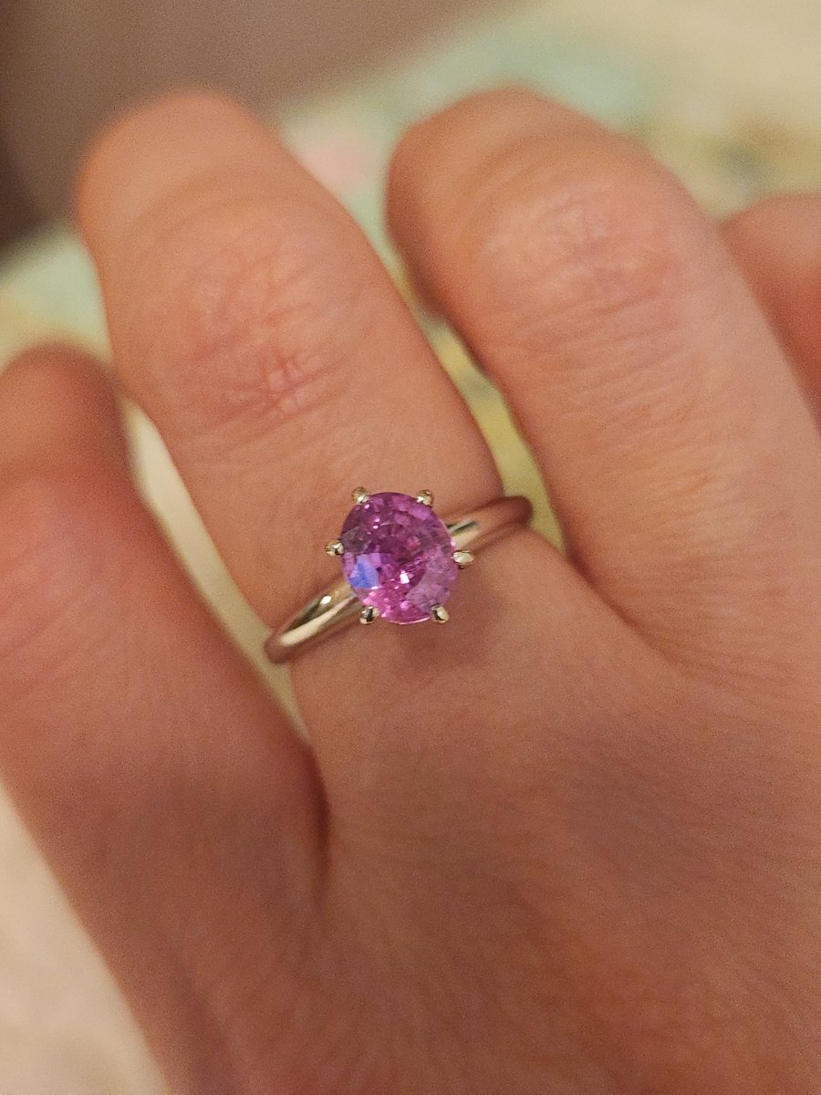 히힛^^ 요즘 정신없이 바빠서 뭐... 반지 목걸이 낄 틈도없었는데....
그와중에 한 한달~두달전쯔음(?) 마켓서 들인 핑사반지...
소장핑사는 밀키에 옐골세팅이라... 맑고 휘광있는아이가 탐났던터에 마켓에 올라온 아이. 
보자마자 데려놨어여. 기대이상으로 이뻐염♡♡♡♡♡