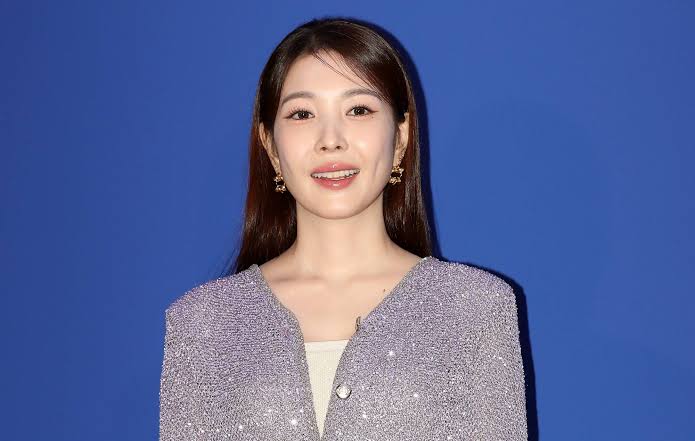 npomvtt's tweet image. Está sendo amplamente especulado que Lee Soo Man deve retomar suas atividades na Coreia do Sul em março, após o fim da cláusula de não concorrência de três anos vinculada ao seu acordo com a HYBE.

A A2O Entertainment, sua agência, registrou sua marca na Coreia em maio de 2024 e…