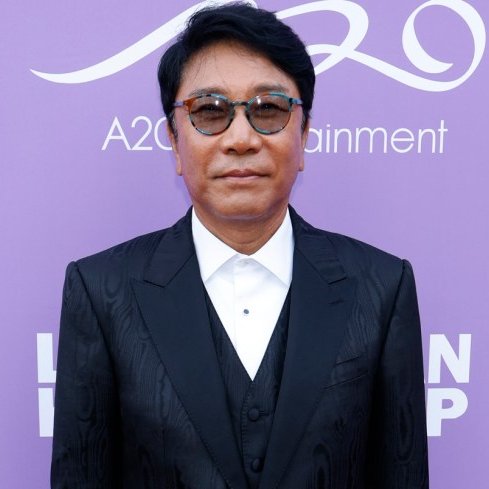 npomvtt's tweet image. Está sendo amplamente especulado que Lee Soo Man deve retomar suas atividades na Coreia do Sul em março, após o fim da cláusula de não concorrência de três anos vinculada ao seu acordo com a HYBE.

A A2O Entertainment, sua agência, registrou sua marca na Coreia em maio de 2024 e…