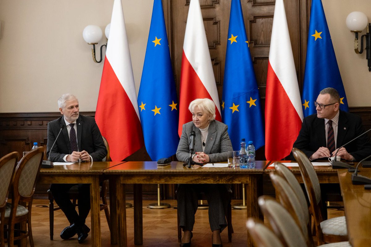 ❄️⛄️ Bezpieczeństwo dzieci i młodzieży podczas ferii oraz przeciwdziałanie zagrożeniom wynikającym z trudnych warunków pogodowych były tematami dzisiejszego (20.01) posiedzenia Wojewódzkiego Zespołu Zarządzania Kryzysowego, pod przewodnictwem wojewody Doroty Ryl.