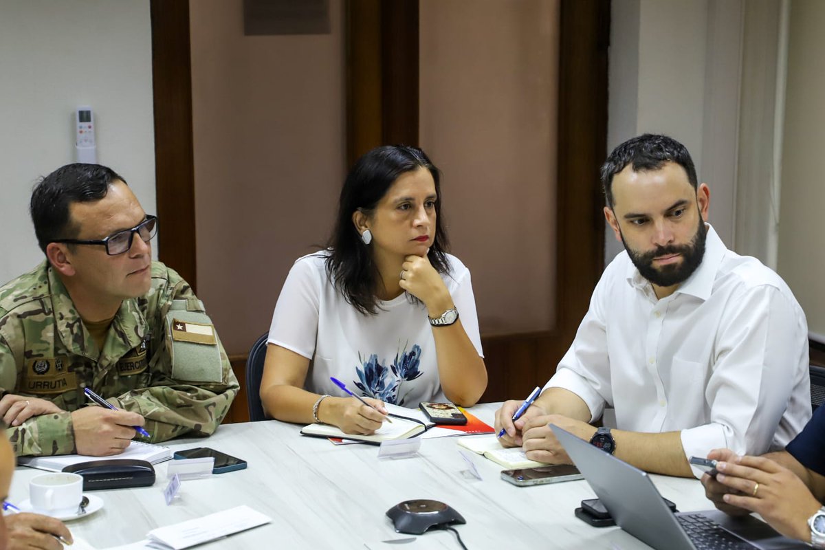 MinagriCL's tweet image. En Senapred Ñuble, la ministra Ignacia Fernández junto al subsecretario de @SubseDefensa, Ricardo Montero, participan de un nuevo COGRID Nacional para monitorear y coordinar acciones de combate de incendios forestales en nuestro país.

En la instancia, también participan el…