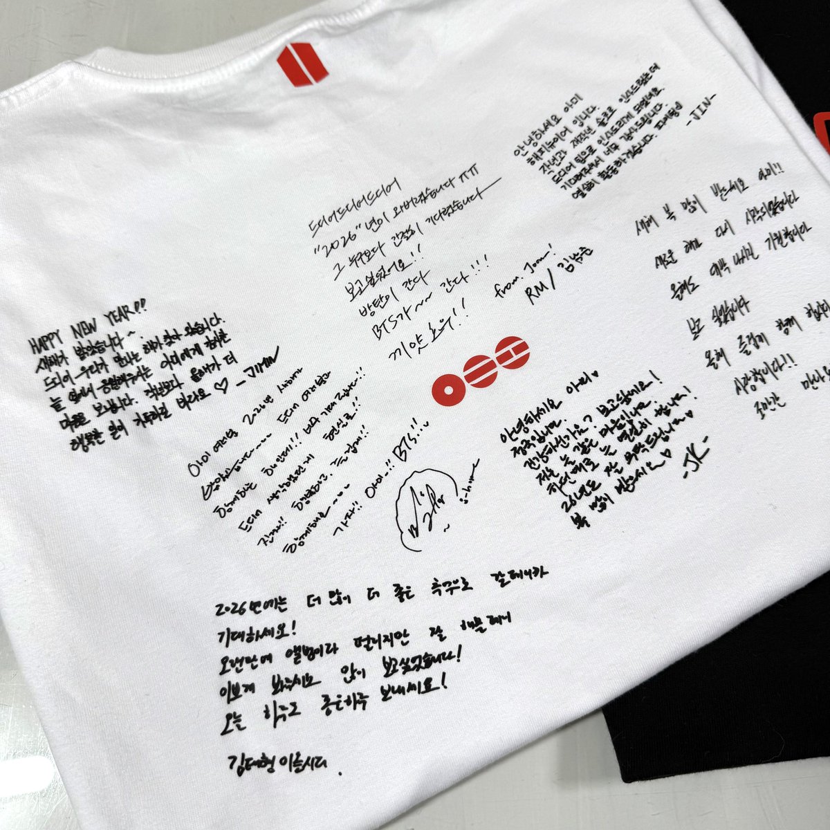 #RT 
아리랑 월드 투어 반팔티셔츠! 
실물이 너무 이쁩니다!!!!! 

공구필요하심 흔적 남겨주세요 
폼 만들어볼께요! 

#퍼플유리