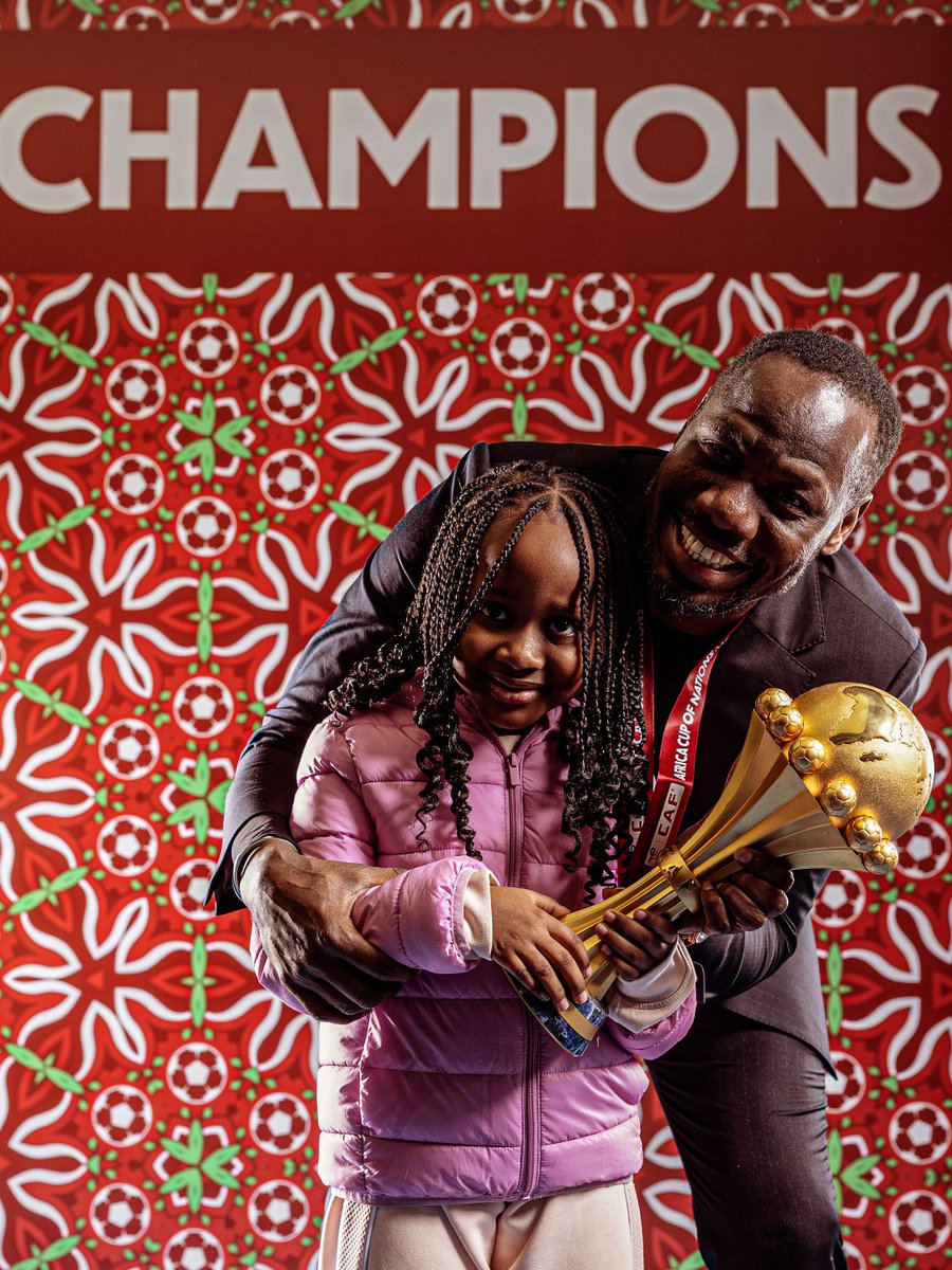 CAF_Online's tweet image. Pape Thiaw sharing the moment with his little girl. ❤️🇸🇳

#TotalEnergiesAFCON2025