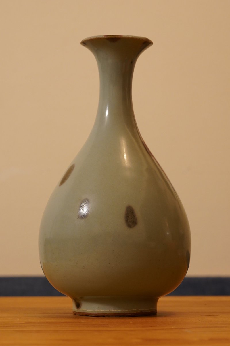 kujiratama's tweet image. こちらの飛青磁ですが「二桁は軽く越えるだろ」と冷やかし入札していたら片手内で終わってしまい何故かウチに来ました

良く出来た贋作掴まされたかなと思いつつ開封したところ、やや歪んで口が傾いでいたり表面に発掘時の小傷がランダムに付いていたり…