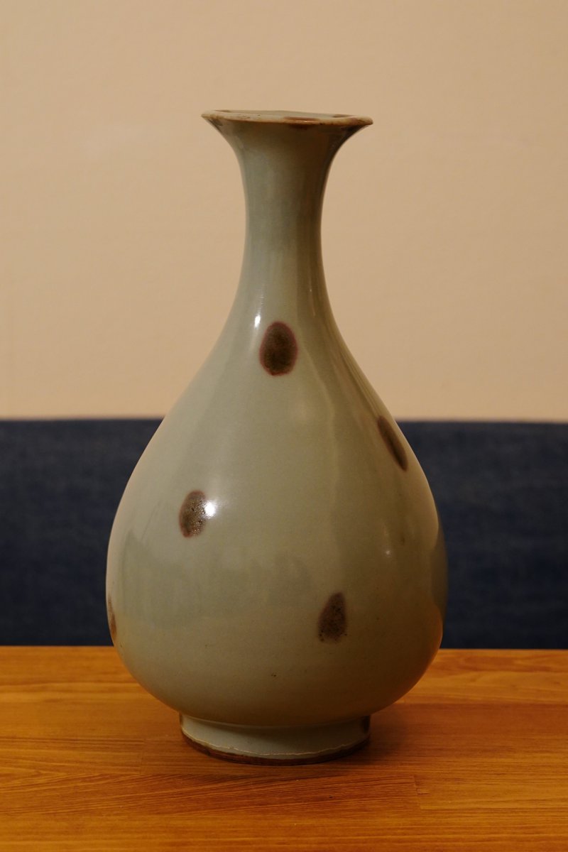 kujiratama's tweet image. こちらの飛青磁ですが「二桁は軽く越えるだろ」と冷やかし入札していたら片手内で終わってしまい何故かウチに来ました

良く出来た贋作掴まされたかなと思いつつ開封したところ、やや歪んで口が傾いでいたり表面に発掘時の小傷がランダムに付いていたり…