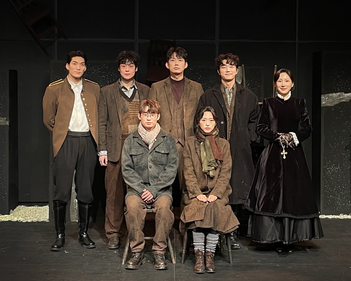 [#연극_정의의사람들] 첫공 페어 사진 공개⚖️

정의를 향한 결단의 순간을
함께해 주신 관객분들께 감사드립니다.

야네크役 #정지우
스테판役 #김준식
도라役 #최하윤
야넨코프役 #이예준
부아노프役 #김민호
스쿠라토프役 #서주원
총독부인役 #이재은
-
2026.01.18 - 2026.02.22
링크아트센터드림