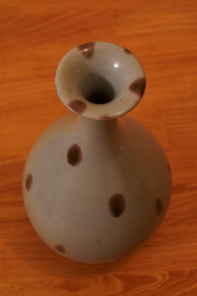 kujiratama's tweet image. こちらの飛青磁ですが「二桁は軽く越えるだろ」と冷やかし入札していたら片手内で終わってしまい何故かウチに来ました

良く出来た贋作掴まされたかなと思いつつ開封したところ、やや歪んで口が傾いでいたり表面に発掘時の小傷がランダムに付いていたり…