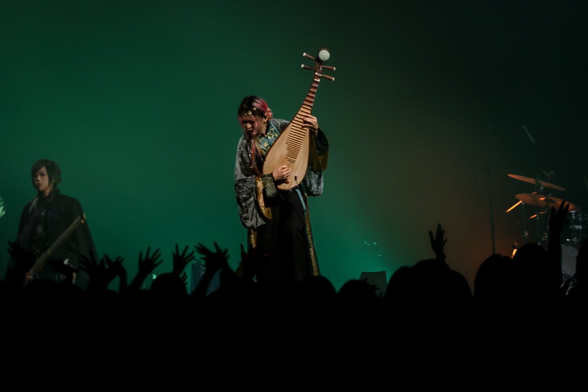 站起来的感觉好特别(´･ω･`)大家的反应也很可爱一下子就干劲十足叻！
（其实很担心拖出来的线会不会让队友开始跳绳..3.2.1开跳！

谢谢<a href="/jinghuafrxxk/">Nyx_镜华</a> 的台风指导
📷还是蜻蜓老师拍的！很喜欢💕

#紫萌
#琵琶
#千鳞逐云
#乐队演出
#Nyx乐队一周年
#Nyx乐队一周年纪念