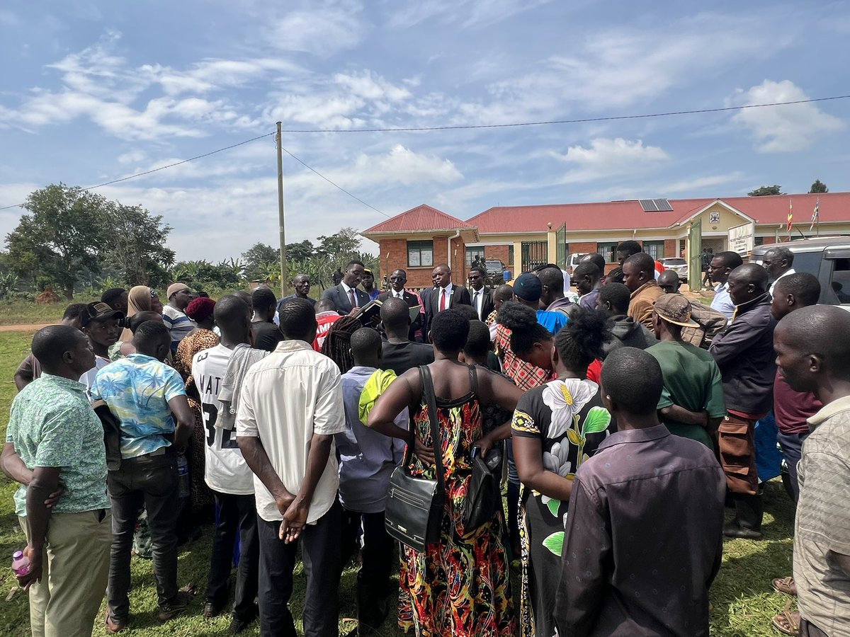 ug_lawsociety's tweet image. BUTAMBALA: VP @AsiimweAnthony2 led our #RapidResponse team to engage the relatives of the accused persons, sensitizing them on bail procedures and the requirements for qualifying as substantial sureties for their loved ones.

The bail application has been fixed for Feb 3, 2026.