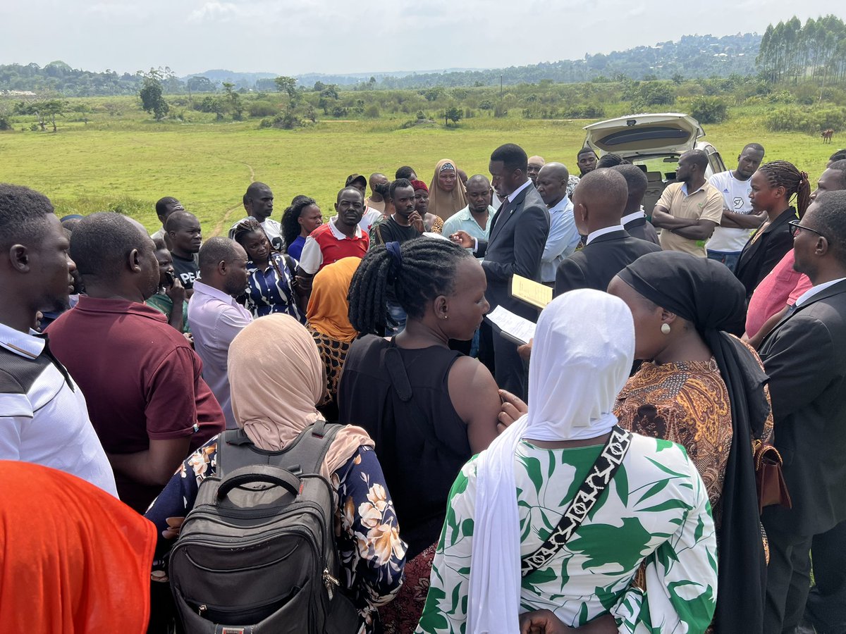 ug_lawsociety's tweet image. BUTAMBALA: VP @AsiimweAnthony2 led our #RapidResponse team to engage the relatives of the accused persons, sensitizing them on bail procedures and the requirements for qualifying as substantial sureties for their loved ones.

The bail application has been fixed for Feb 3, 2026.