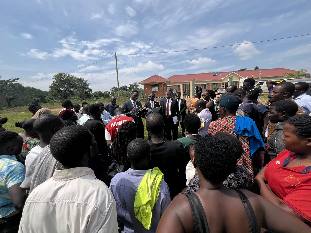 ug_lawsociety's tweet image. BUTAMBALA: VP @AsiimweAnthony2 led our #RapidResponse team to engage the relatives of the accused persons, sensitizing them on bail procedures and the requirements for qualifying as substantial sureties for their loved ones.

The bail application has been fixed for Feb 3, 2026.