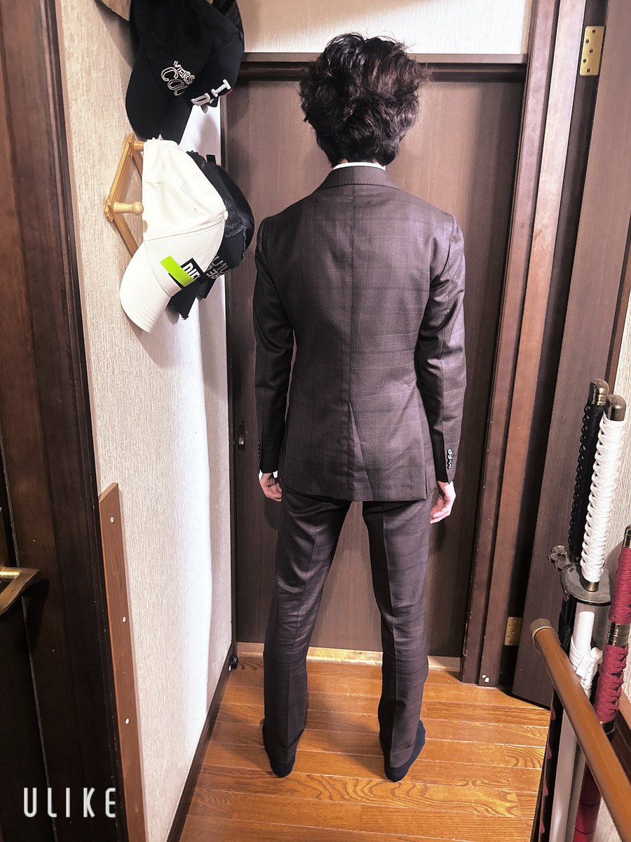 na_o0721's tweet photo. 今日会社に来て行ったスーツなんだけど成人式だけの為に作って買ったスーツで行ったら会社の人にかっこいい、似合ってると言われてめっちゃ嬉しかった🙌😊
ホストみたいって言われてびっくりしてなんて返したらいいか分からなかった🤣
このスーツでサラリーマンは流石に目立ちすぎるかwww https://t.co/LKBOYa33LE