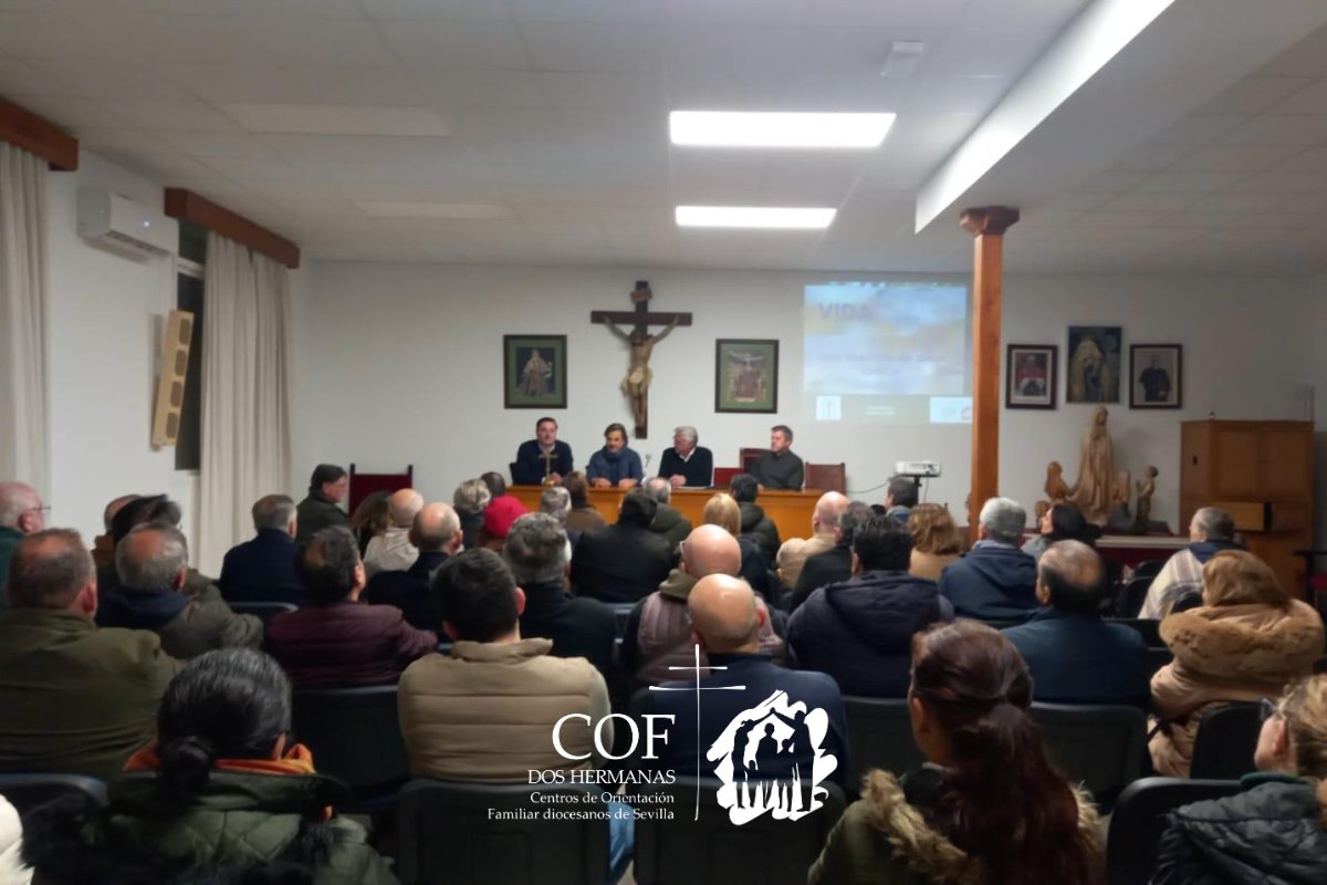 El salón parroquial, con gran presencia de representantes de hermandades, lleno para escuchar la formación de nuestro colaborador Jesús García.
Le acompañaron nuestro director espiritual, <a href="/ManuelSdH/">Padre Manuel SdH</a>; el presidente de <a href="/consejoHdesDH/">ConsejoHdadesDosHnas</a>, Fran Alba; y nuestro subdirector, Carlos Soler.