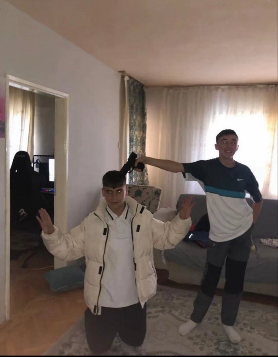 Abim Hakan Çakır 23 yaşını dolduramamıştı.
1 ay önce doğum gününü kutladığımız yerde onu kaybettik.

abim gençliğinin baharında öldürüldü.
ölmedi, öldürüldü.
abime öldürülürken yaşı sorulmadı, zanlılara da sorulmasın.
#HakanÇakır #SSÇdeğilKatil