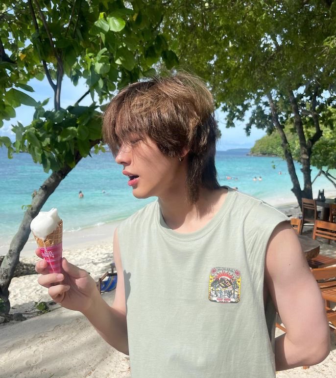 zhluvia's tweet image. hear me out