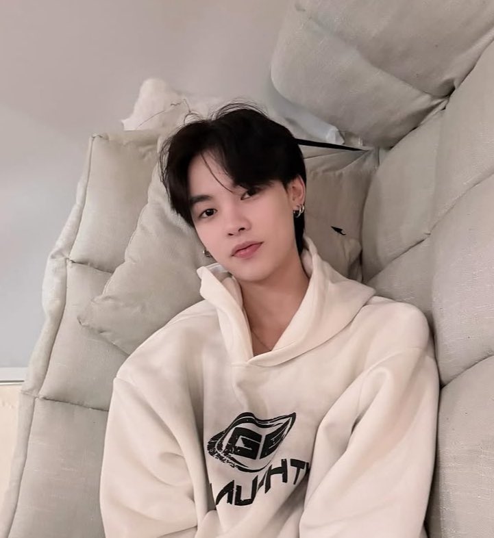 zhluvia's tweet image. hear me out