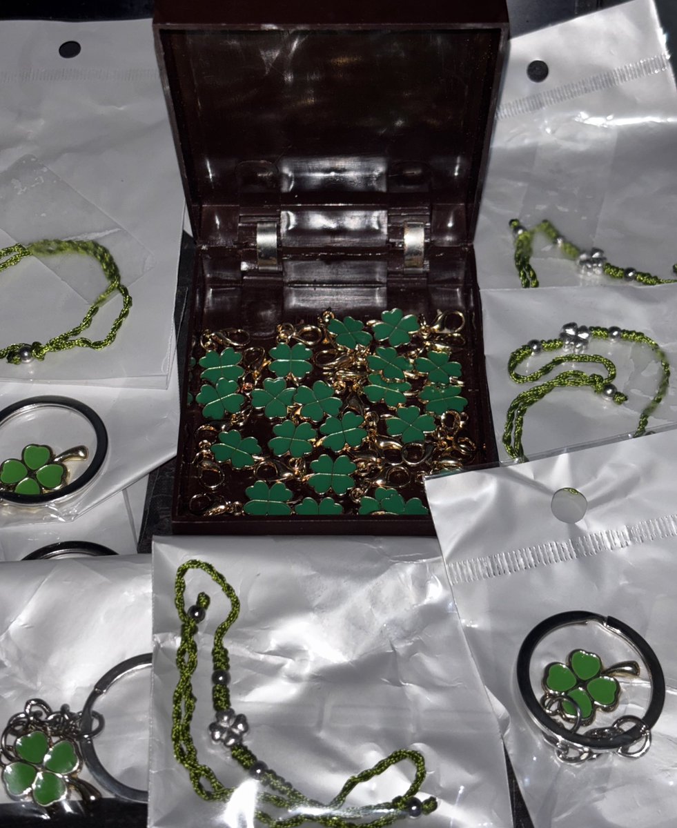 ✨ day6 the decade in manila freebies ✨

will be giving out some 🍀 keyrings/bracelets

🍀 limited qty
🍀 say hi pls 🥹
🍀 1:1 random
🍀 will be walking around

#TheDECADEinManila #DAY6inManila  #DAY6_10th_Anniversary_Tour