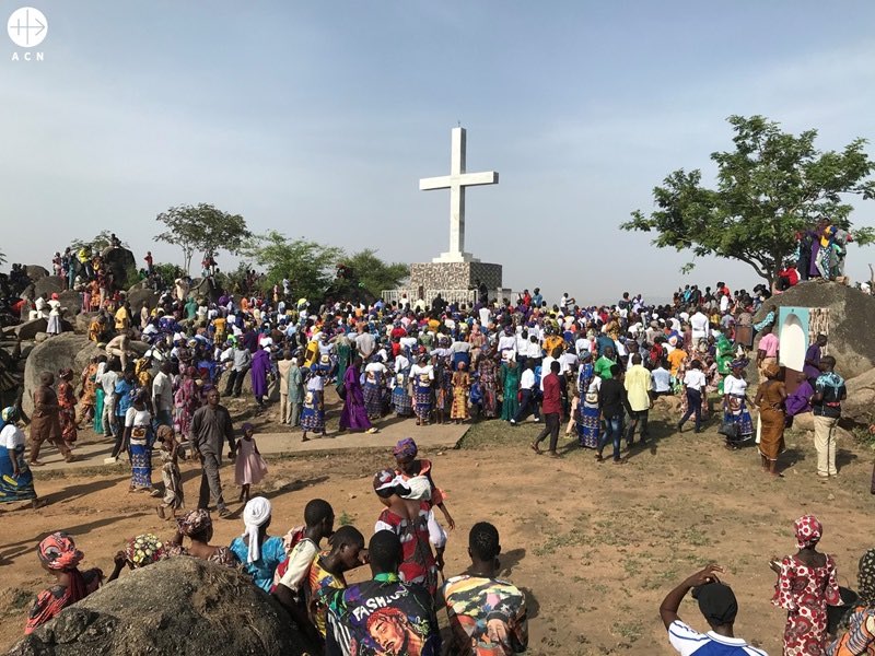 ‼️Islamistas armados atacaron dos iglesias cristianas el pasado domingo en Nigeria, secuestrando a más de 160 personas.

En Nigeria es martirizado un cristiano cada dos horas.  

Cerca de 5.000 cristianos al año son asesinados por el islamismo.

El mundo calla y mira a otro lado.