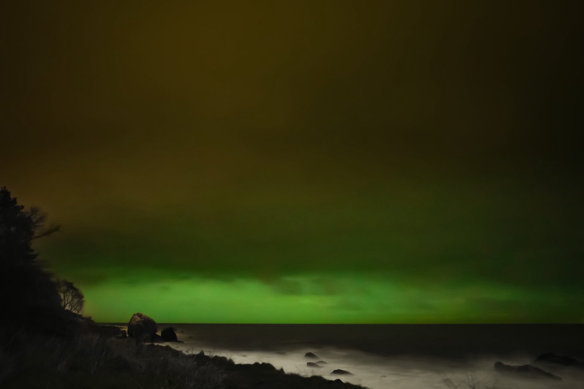 johndfitz's tweet photo. Distant Aurora. Best I could manage on a showery and cloudy night on the East Antrim coast. #aurora #Ireland #discoverNI #photographer https://t.co/kzOKwGPwyI