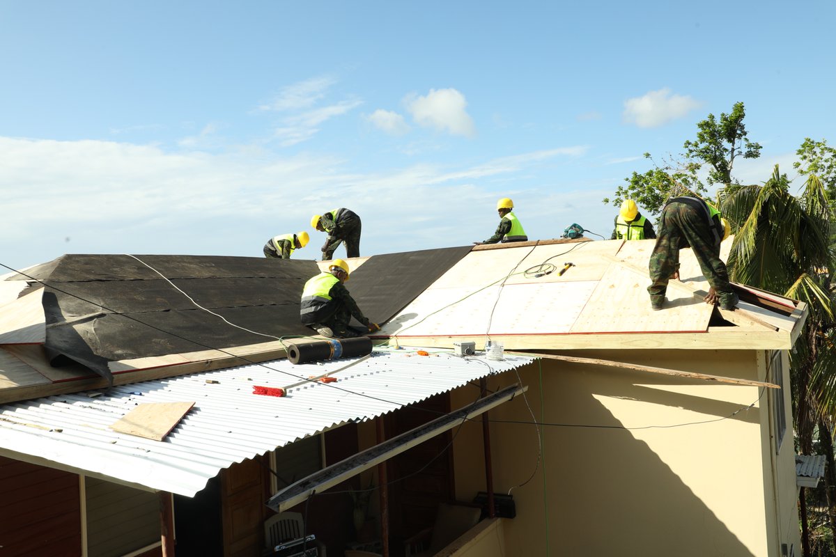 Itsinda ry’abahanga mu bwubatsi mu Ngabo z’u Rwanda (RDF) bafatanyije n’abo mu Ngabo za Jamaica (JDF), batangiye ku mugaragaro imirimo ihuriweho yo gusana no kongera kubaka ibyangijwe n'ibiza mu mujyi wa Montego Bay, mu Ntara ya St James.
Iyi mirimo yatangijwe no gusana no