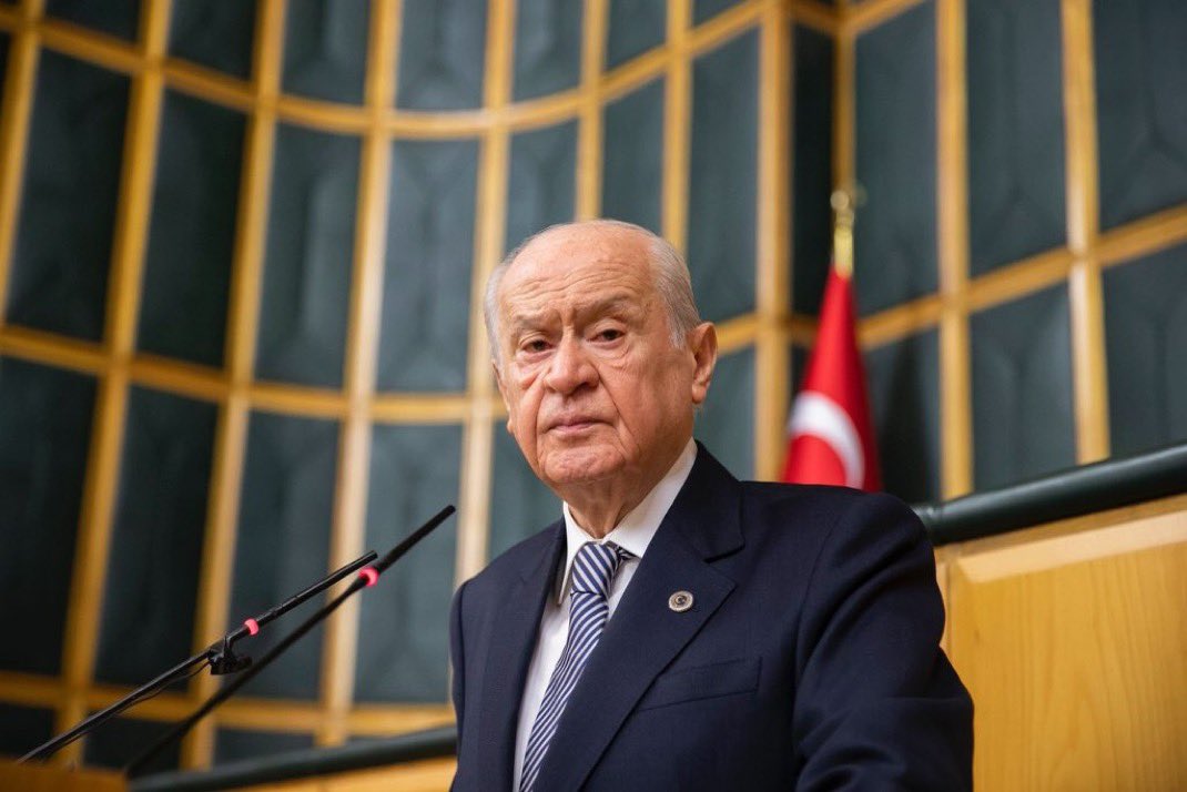 Ünlülere yönelik uyuşturucu ve fuhuş operasyonları hakkında konuşan Devlet Bahçeli:

 Önüne gelen Bihter olmuş, önüne gelen Behlül karakterine bürünmüş