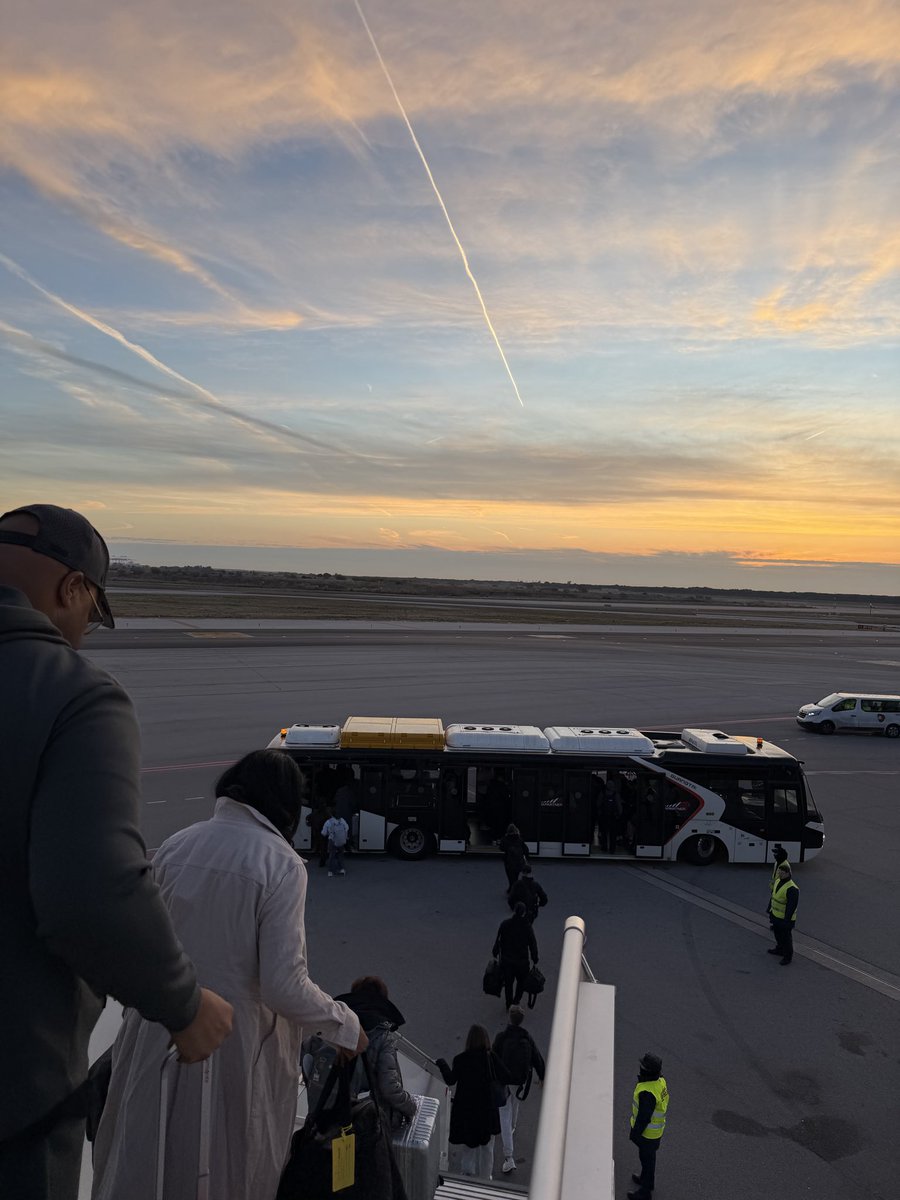 TravisBalthasar's tweet photo. @BGatesIsaPyscho Visiting Barcelona and as I exited the plane spraying in sky’s were going on 😞 https://t.co/BkgpnsMB4I