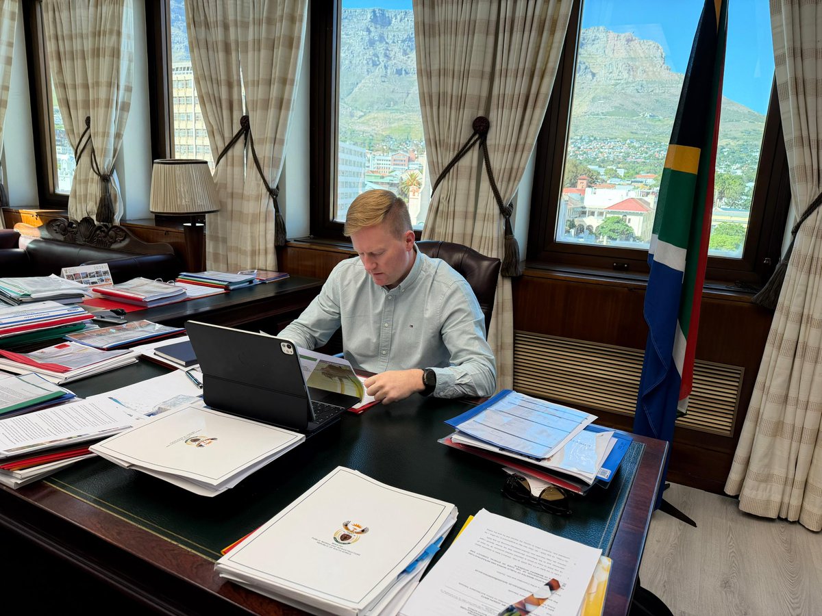 DeanMacpherson's tweet photo. This morning, my team at Agrément South Africa and I met virtually with Human Settlements Minister Thembisile Simelane to discuss innovative building solutions to expedite the delivery of housing in South Africa.

We are keen to work with all role-players as we fast track service delivery and build a better South Africa. #LetsBuildSA 💙🇿🇦