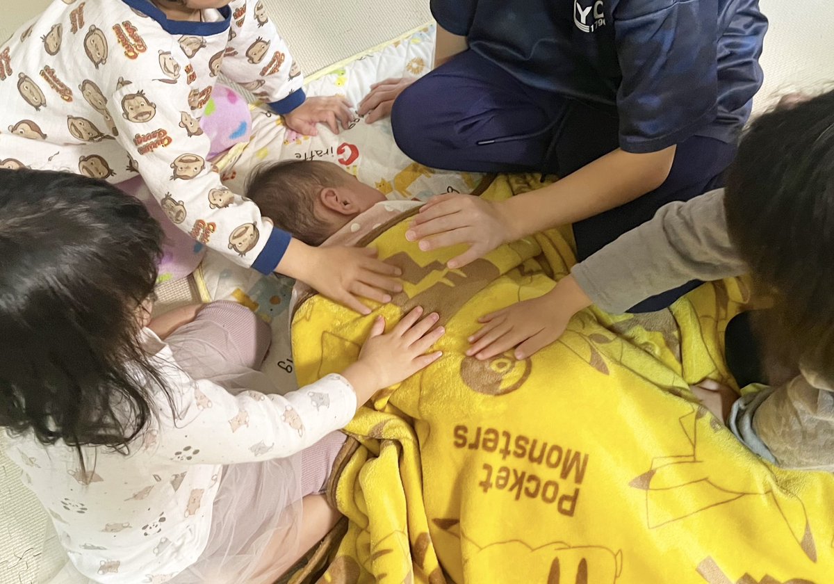 11ヶ月の末っ子が熱性痙攣で入院しておりましたが、お陰様で退院し、みんなで泣きながら「おかえり」と言えました😭🙌チアノーゼは何度経験しても本当に焦るものですね😭ホッと安心をしたら今度は私が喉の不調で声が全く出なくなりましたが、こちらもお陰様で快復し、今日はシン道楽亭での独演会で鈴を