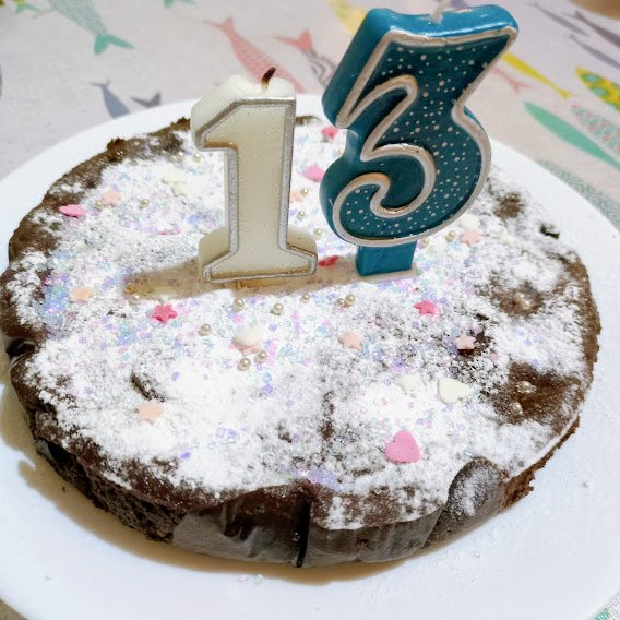 ちょっと前の話ですが、娘が13歳になりました✨️
平日だったのでたいした準備をしてあげられなかったのですが、一応ガトーショコラを焼いてお祝い🎂
数字のキャンドルは種類が違うやつを混ぜたら、息子に「お母さん、３のＹ座標がずれてるよ」と指摘された😆