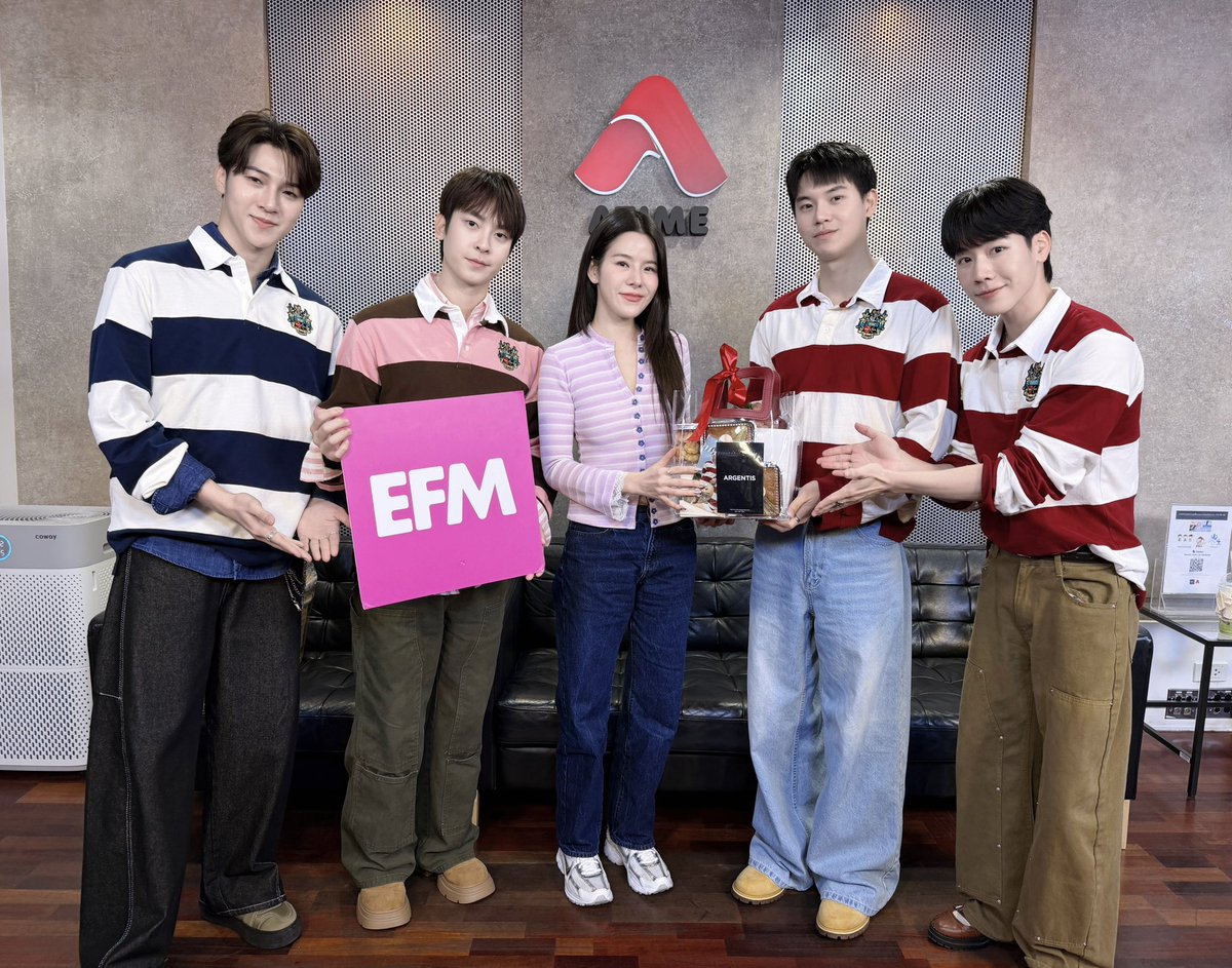 EFM_STATION's tweet photo. ขอบคุณ “หยิ่น - วอร์” นำทีมเพื่อนๆ ในสังกัด @argentis_th มาสวัสดีปีใหม่พี่ๆ #EFM94 🌟

🙇‍♀️ ขอบคุณมากๆเลยนะคะ นึกถึงกันตลอดเลย 🙏🤍

#yinyin_anw #warwanarat 
#หยิ่นวอร์ #ARGENTIS https://t.co/qjBi3PFWgq