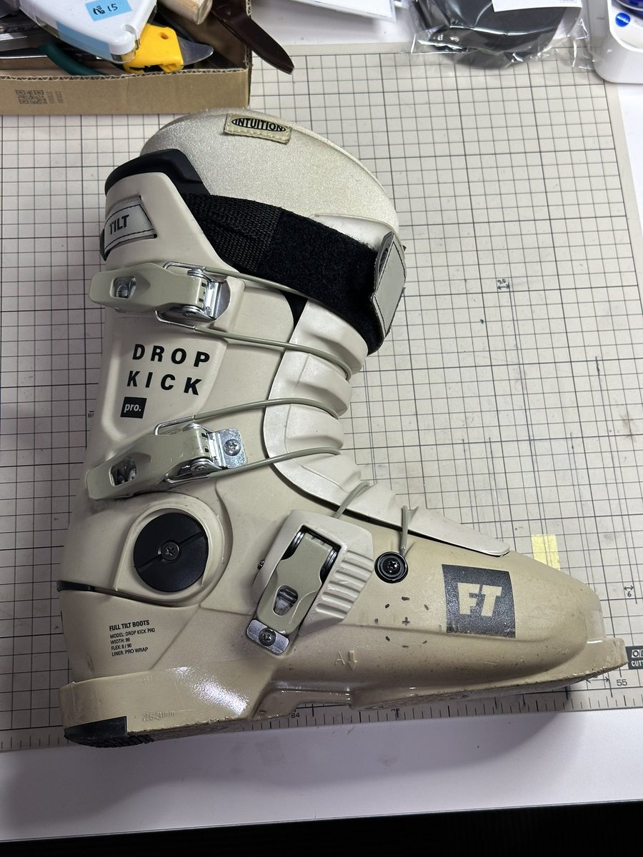 昨日スキーにワックスかけていたら、2年前に交換したスキーブーツ