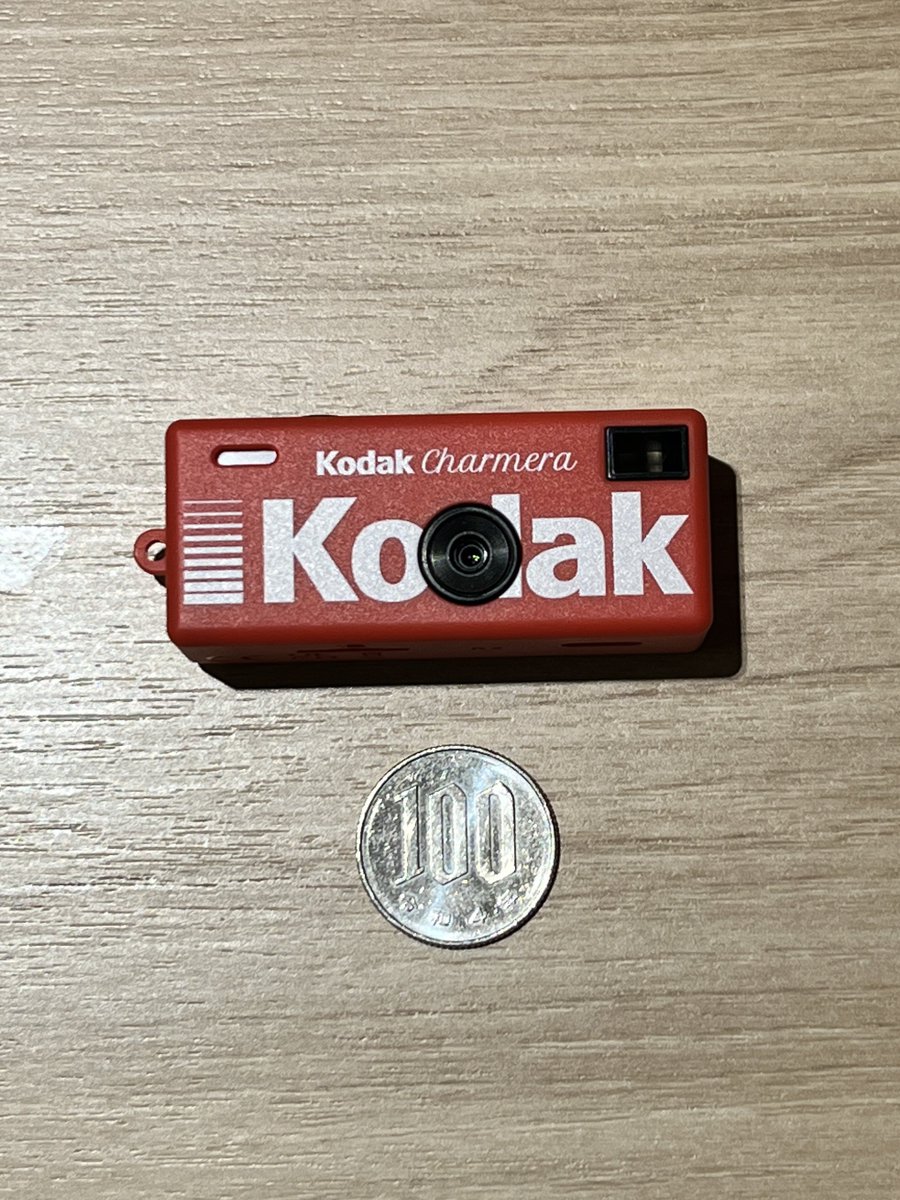 気になってたKodakのトイカメラCHARMERAゲットしました。
めちゃくちゃ小さい！
色々撮るぞー！
