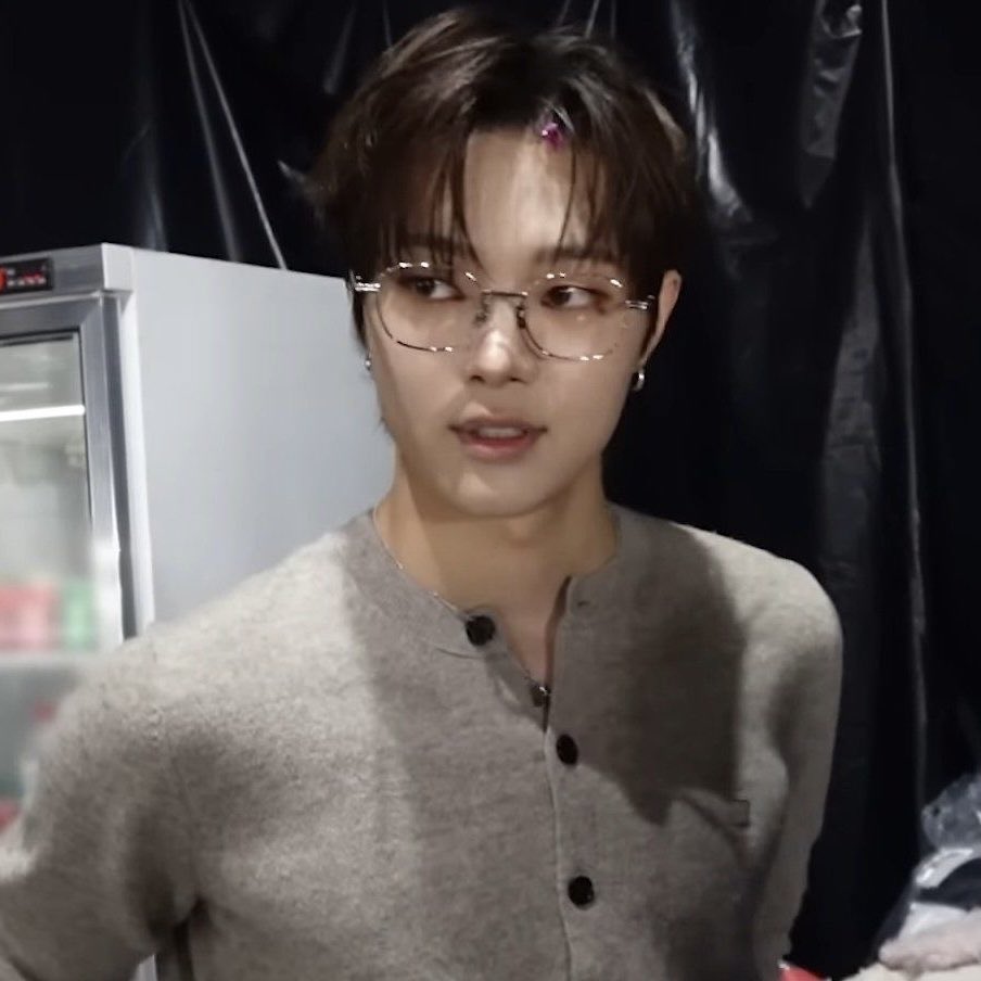 ejooland's tweet image. how can someone be this pretty it’s driving me insane