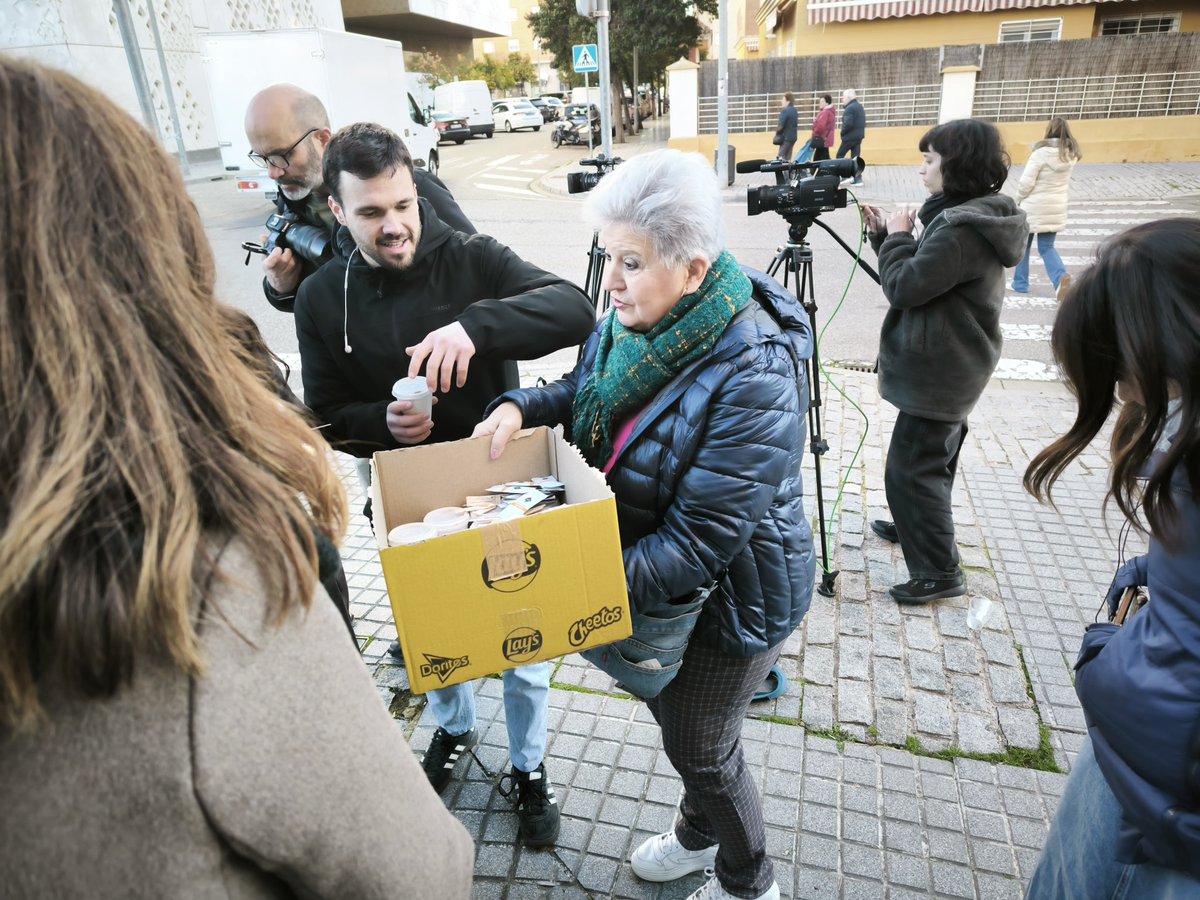 tonicruzgon's tweet image. Una señora llamada Paqui nos ha traído café a los periodistas que estamos en la Ciudad de la Justicia de Córdoba montando guardia.