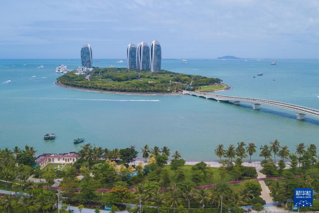 VoiceofPD's tweet image. Sanya rises as magnet for Russian tourists

When the winter winds blow in #Siberia, residents escape the frigid weather by traveling thousands of kilometers to tropical #Hainan, an island province in southern #China. There, they join domestic "snowbirds" — a term used to refer to