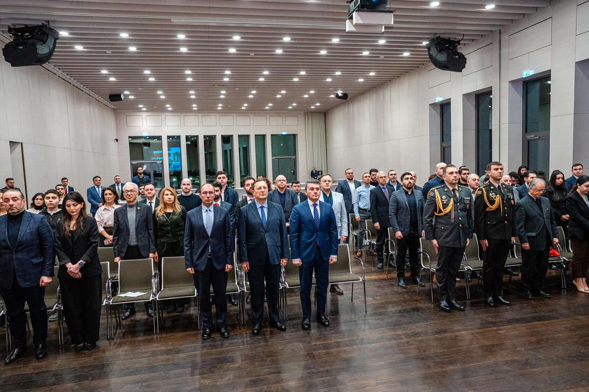 AzEmbGermany's tweet image. Gedenken an den „Schwarzen Januar“ in Berlin

Anlässlich des 36. Jahrestages der Tragödie des Schwarzen Januars (20. Januar 1990) hat die Botschaft der Republik Aserbaidschan in Deutschland im Aserbaidschanischen Kulturzentrum in Berlin eine Gedenkveranstaltung organisiert. 

Zu…