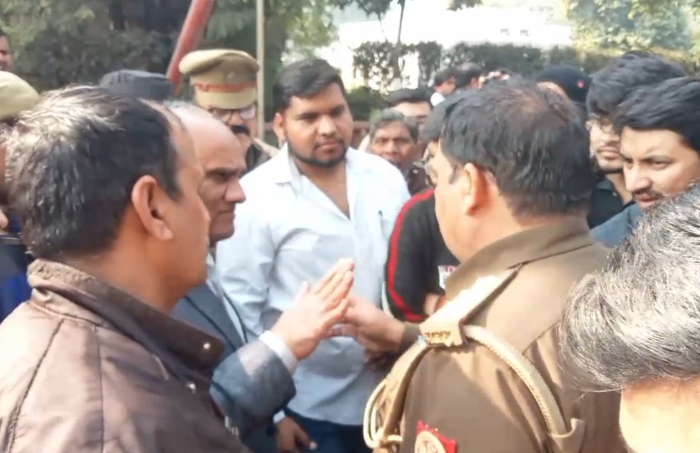 bstvlive's tweet image. अलीगढ़: AMU में छात्रों के प्रदर्शन का मामला

➡प्रदर्शनकारी छात्र को पुलिस ने पकड़ा
➡पेट्रोल की बोतल लेकर पहुंचा था लाइब्रेरी 
➡थाना सिविल लाइन इलाके का मामला

#AligarhNews #AMUProtest @aligarhpolice