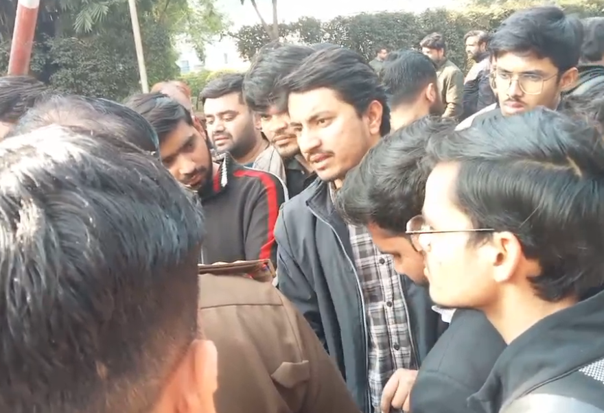 bstvlive's tweet image. अलीगढ़: AMU में छात्रों के प्रदर्शन का मामला

➡प्रदर्शनकारी छात्र को पुलिस ने पकड़ा
➡पेट्रोल की बोतल लेकर पहुंचा था लाइब्रेरी 
➡थाना सिविल लाइन इलाके का मामला

#AligarhNews #AMUProtest @aligarhpolice