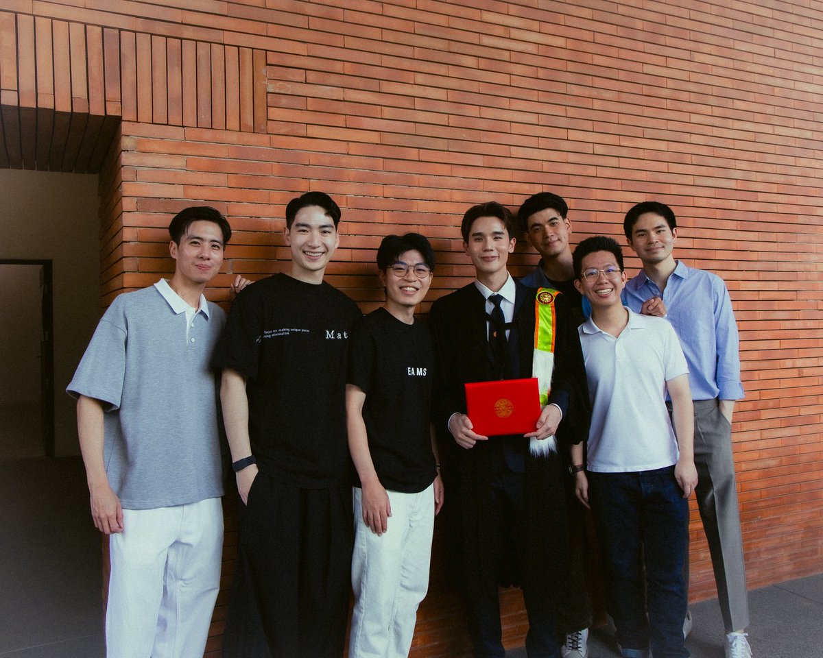 ลงเก็บไว้หน่อย นานๆทีจะได้ถ่ายรูปรวมกัน😊 #jimmygraduationday