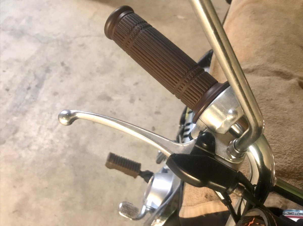 ゴリラの子供用自転車みたいなハンドルレバーをキタコのパワーレバーに交換。純正より少し太めで15ミリ程度長く引き易い形状になり、ブレーキもギュッとかかる。正直ブレーキアーム延長して不恰好になるよりこっちの方が得られる効果が多いと思う。この存在にもっと早く気づくべきだった… 