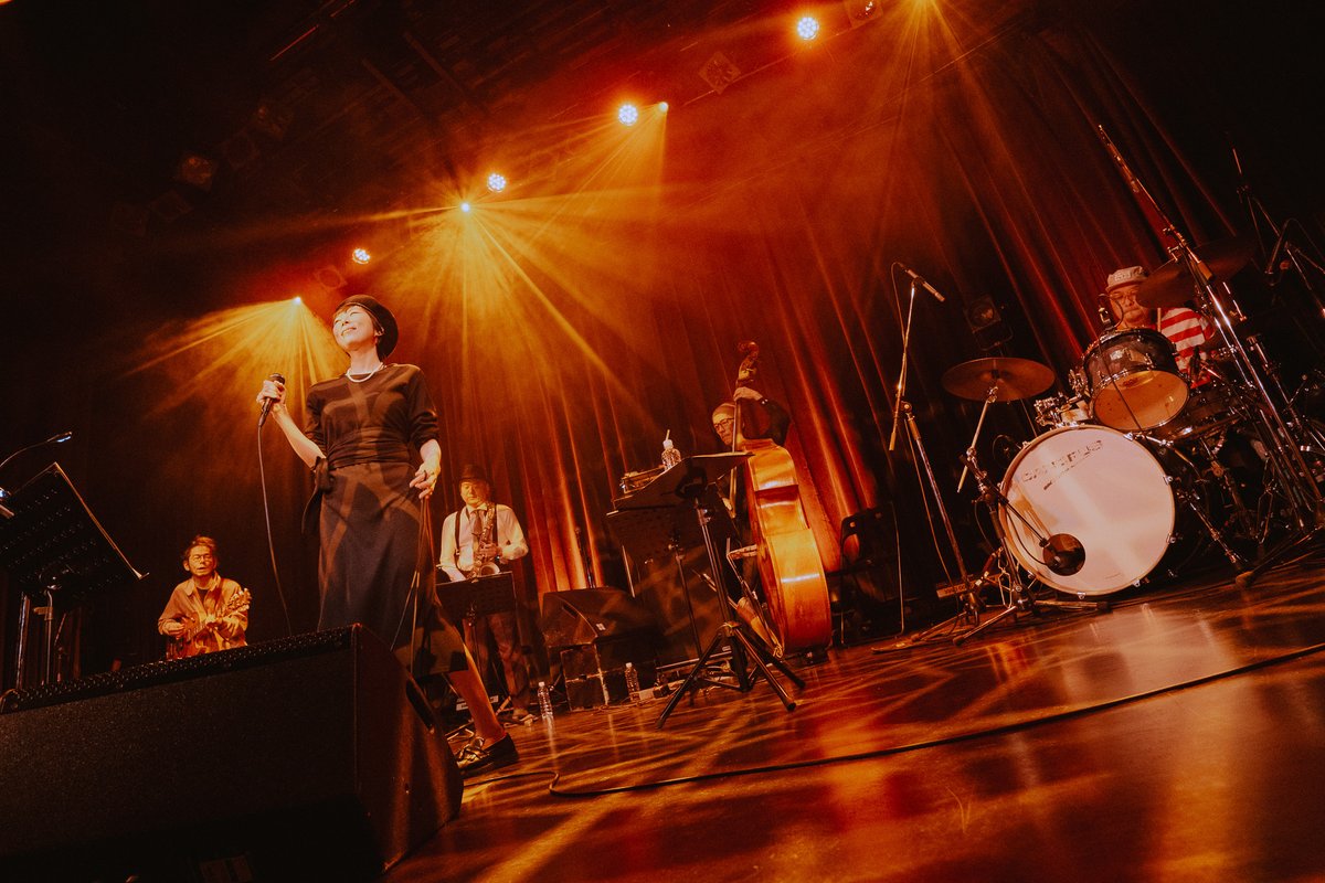 kojimayu_staff's tweet photo. 遅くなりましたが、昨年 12/15 に WWW X で開催された小島麻由美 "Graffitti" Tour 東京公演のフォトレポートを公開いたしました！
素敵な写真は船津晃一朗さんです。是非リンクからご覧ください。

https://t.co/xUB2gfYdQo

2026年も色々準備してますので宜しくお願いいたします！！ https://t.co/AB5eE2B0yN