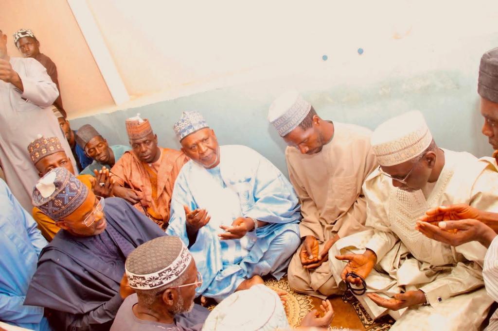 Hotuna: Yadda tsohon gwamnan Jihar Kano, Malam Ibrahim Shekarau, ya kai ziyarar ta'aziyya ga Haruna Bashir wanda aka yi wa iyalansa kisan gilla.